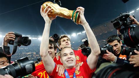 Write informative laconic excerpt under 30 words in mexican spanish for news below. Do not wrap it into quotation marks or html tags. Former Barcelona midfielder Andrés Iniesta has teased his retirement from football at the age of 40 in a video posted to his social media channels.The video, captioned with the phrase "the game will go on," shows Iniesta emotionally discussing what football means to him, before tributes are paid by a number of prominent names including Pep Guardiola, Louis van Gaal and Luis Enrique.Iniesta was most recently playing for UAE Pro League club Emirates, where he had an option to extend his contract until 2025, but it appears he has decided to call time on his playing career.He famously scored the winning goal in the 2010 World Cup final as Spain lifted the trophy for the first and only time in the country&apos;s history, while he made almost 900 club appearances across spells with Barça, Vissel Kobe and Emirates.After joining Barça&apos;s academy aged 12 in 1996, initially living at La Masia, Iniesta went on to make 54 appearances for the club&apos;s B team before breaking into the senior side in 2002.During a storied era for the club, playing alongside the likes of Carles Puyol, Xavi Hernández and Lionel Messi, Iniesta helped form the spine of a team that won numerous Champions Leagues and LaLiga titles.Andrés Iniesta scored the winning goal for Spain in the 2010 World Cup final. GettyHe eventually left Barça in 2018 after making almost 700 appearances and winning nine LaLiga titles and four Champions Leagues among the 32 trophies he won with the club.At international level, he won 131 caps for Spain and was a key part of the La Roja side that won back-to-back European Championships and the World Cup between 2008 and 2012.Perhaps the most famous moment of his career arrived in South Africa in 2010, when he struck the only goal in the final as Spain beat Netherlands 1-0 to be crowned world champions.After leaving Barça and retiring from international football, Iniesta went on to spend five years in Japan with Vissel Kobe, winning the J1 League in 2023, before winding down his career at Emirates. ,Andrés Iniesta, exmediocampista del Barcelona, sugiere su retiro del fútbol a los 40 años en un video emocionante publicado en sus redes sociales.