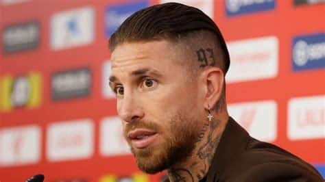 Write informative laconic excerpt under 30 words in mexican spanish for news below. Do not wrap it into quotation marks or html tags. Egyptian Premier League giants SC Zamalek have not entirely closed the door to the ambitious signing of World Cup-winning defender Sergio Ramos despite the player&apos;s lofty salary expectations, club officials have told ESPN.Ahmed Shawky, the Egyptian giants&apos; media coordinator, has confirmed that Zamalek have been offered the 38-year-old free agent, but has acknowledged that there are some barriers to getting a deal over the line."Some agents and mediators offered the possibility," Shawky told ESPN. "Of course, Sergio Ramos is a fantastic player who won everything with Real Madrid and Spain. "He would be a massive player for any side in the Middle East or Africa."Reports of a Zamalek move for Ramos, who is a free agent after leaving Sevilla in the summer, were mooted last month, on the eve of Zamalek&apos;s CAF Super Cup final victory over fierce Cairo rivals Al-Ahly in Riyadh on September 27."There&apos;s nothing concrete so far, and the player is highly valued financially," Shawky continued, referring to Ramos&apos;s salary expectations. "We also have to bear in mind that Zamalek have also signed other centrebacks recently.Sergio Ramos won five LaLiga titles and four Champions League trophies with Real Madrid. EPA/Jose Manuel Vidal"It would be a massive boost for Egyptian football, [and mean] more prestige for Zamalek and the league [if we can get the deal done]."The speculation prompted excitement and enthusiasm among the club&apos;s fans, even though Hani Shoukry, a member of the Zamalek board of directors, indicated last week that Ramos&apos;s financial expectations would prove a stretch for the White Knight."There&apos;s been talk with Ramos in order for him to join Zamalek, he welcomed the interest and agreed to play in Egypt," Shokry told OnTime Sports. "The difficulty is really in the financial aspects and the amounts requested by the Spanish star. It&apos;s the main reason for not completing the deal."We&apos;ve thought about the marketing advantages for the club of the player&apos;s name, but the amounts that have been requested are very large and have made things difficult."Ramos, who made 28 league appearances for Sevilla last term, is one of the most decorated players in the game, having been part of Spain&apos;s Golden Generation, winning two European Championships and the World Cup between 2008 and 2012.He won five Spanish titles and four Champions Leagues during a glittering 16-year spell at Real Madrid, and went on to clinch back-to-back Ligue 1 crowns after joining Paris Saint-Germain in 2021.While Egypt has often welcomed some of the top stars of the African continent to play in its Premier League, few prominent players have moved to North Africa during their careers. Former France international and Chelsea wideman, Florent Malouda, is one example, having signed briefly for Wadi Degla at the tail end of his career, while his compatriot Anthony Modeste left Ahly in July after one season with the Cairene giants. ,El SC Zamalek de la Premier League egipcia no descarta fichar al defensor Sergio Ramos a pesar de sus altas exigencias salariales.