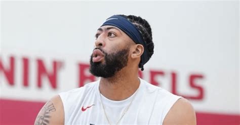 Write informative laconic excerpt under 30 words in mexican spanish for news below. Do not wrap it into quotation marks or html tags. - Anthony Davis de Los Angeles Lakers ha tenido problemas de lesiones en temporadas anteriores. - A pesar de eso, Davis tuvo una excelente temporada en 2022-23, promediando 23.2 puntos y 12.5 rebotes por juego. - Se espera que Davis sea la segunda opción ofensiva detrás de LeBron James en los Lakers.,Anthony Davis enfrentó lesiones previas pero destacó en la temporada 2022-23 con promedio de 23.2 puntos y 12.5 rebotes por juego, siendo clave junto a LeBron James en Lakers.