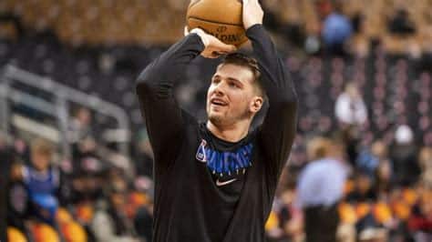 Write informative laconic excerpt under 30 words in mexican spanish for news below. Do not wrap it into quotation marks or html tags. Luka Doncic fue nombrado miembro del primer equipo All-NBA y quedó en octavo lugar en la votación al MVP de la temporada 2022-23. Doncic promedió 32.4 puntos por partido, convirtiéndose en su mejor temporada hasta ahora. También tuvo un 49.6% de efectividad en tiros de campo y 1.4 robos por partido. Luka Doncic es considerado uno de los mejores jugadores de fantasía en la NBA. Sus estadísticas lo respaldan, promediando 28.4 puntos, 9.1 rebotes, 8.7 asistencias y 3.1 triples por partido en la temporada 2021-22. A pesar de sus debilidades en los tiros libres y el porcentaje de tiros de campo, Doncic sigue siendo una selección de primera ronda en todas las ligas de fantasía.,Luka Doncic brilló en la NBA con su mejor temporada hasta ahora, siendo nombrado All-NBA y quedando octavo en la votación al MVP.