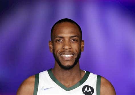 Write informative laconic excerpt under 30 words in mexican spanish for news below. Do not wrap it into quotation marks or html tags. Khris Middleton se sometió a una cirugía en la rodilla después de la derrota de los Bucks en la primera ronda de los playoffs La cirugía se consideró menor, pero se desconoce cuánto tiempo estará fuera Middleton A pesar de la lesión, Middleton ha sido uno de los jugadores más consistentes de la NBA en las últimas temporadas,Khris Middleton se operó la rodilla tras la derrota de los Bucks en playoffs. Se desconoce su tiempo de recuperación.