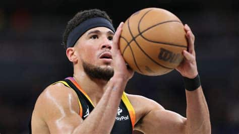 Write informative laconic excerpt under 30 words in mexican spanish for news below. Do not wrap it into quotation marks or html tags. Devin Booker cerró la temporada pasada con promedios de 27.8 puntos y un 49.4% de tiros de campo. A pesar de perderse más de un mes por una lesión en la ingle, Booker tuvo una racha impresionante al finalizar la temporada, promediando 30.5 puntos en los últimos 34 partidos. Booker dominó en varias áreas del juego, obteniendo promedios de 4.0 rebotes, 4.8 asistencias y 6.8 intentos de tiros libres por partido.,Devin Booker brilló en la última temporada con promedios destacados y una racha impresionante al final. Domina en puntos, rebotes y asistencias.