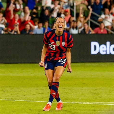 Write informative laconic excerpt under 30 words in mexican spanish for news below. Do not wrap it into quotation marks or html tags. Oct 12, 2024, 11:44 PM ETChristen Press said she had an "out of body experience" as she scored her first NWSL goal in 28 months in Angel City&apos;s dramatic 1-1 draw with the Kansas City Current on Saturday.Press missed more than two years due to an ACL injury that required four surgeries. She injured her right knee in the second half on June 11, 2022, against Racing Louisville. She scored a goal in the 36th minute of that match.The two-time Women&apos;s World Cup winner, who has 64 goals in 155 appearances for the U.S. women&apos;s national team, finally returned to the field for Angel City in August.Christen Press celebrates her first goal in more than two years. Rob Kinnan-Imagn Images"Since I got injured, people were counting the days that I didn&apos;t play soccer and I was counting the days that I hadn&apos;t scored. My true love is scoring," Press said after her goal Saturday."It&apos;s so funny these things that you want to do so badly because I couldn&apos;t even tell you how the goal went. It felt like an out of body experience. I hope it is a quintessential Christen Press goal, and I will be really proud."I can&apos;t wait to see what a 35-year-old, four ACL surgery Christen Press looks like when she scores."Press drilled a left-footed shot to the left of North Carolina goalkeeper Casey Murphy in the seventh minute of second-half stoppage time to give Angel City a 1-0 lead.But moments later, the Courage won a scramble for the ball in the midfield and Denise O&apos;Sullivan drilled a sharp pass upfield to Olivia Wingate. Angel City goalkeeper DiDi Haracic came out in an attempt to cut off the angle, but Wingate easily drilled a right-footed shot into the left corner of the net. It was Wingate&apos;s second goal of the season.The Courage (12-9-3, 39 points) reside in fifth place. Angel City (7-12-5) is in 10th place with 23 points, having recently been docked three points for a salary cap infraction.Information from Field Level Media contributed to this report. ,La experimentada jugadora Christen Press marcó su primer gol en la NWSL en 28 meses tras superar una lesión en Angel City.