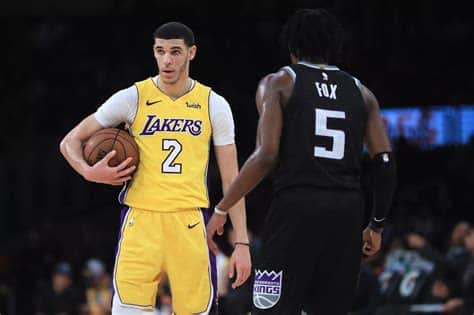 Write informative laconic excerpt under 30 words in mexican spanish for news below. Do not wrap it into quotation marks or html tags. Lonzo Ball, jugador de baloncesto de los Bulls, ha sufrido múltiples lesiones en las últimas temporadas, lo que ha afectado su tiempo de juego. Ball tuvo estadísticas destacadas en su última temporada con los Pelicans, promediando 13.0 puntos, 5.4 rebotes, 5.1 asistencias, 3.1 triples y 2.7 robos y bloqueos combinados por partido. Las lesiones de Ball han llevado a los Bulls a firmar al veterano Goran Dragic para fortalecer su posición de base.,Lesiones de Lonzo Ball afectan tiempo de juego; Bulls firman a Goran Dragic para reforzar posición de base. Ball promedió 13.0 puntos en última temporada con Pelicans.