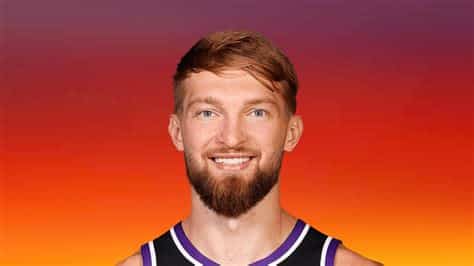 Write informative laconic excerpt under 30 words in mexican spanish for news below. Do not wrap it into quotation marks or html tags. Domantas Sabonis tuvo una temporada consistente en 2022-23, promediando 19.1 puntos, 12.3 rebotes y 7.3 asistencias por partido. Jugó en 79 juegos y llevó a los Kings a los playoffs. Sabonis es reconocido por su habilidad para entregar asistencias desde la posición de centro y por sus números destacados en rebotes. Sin embargo, su producción defensiva sigue siendo limitada. Los Kings confían plenamente en Sabonis y están construyendo un equipo contendiente a su alrededor. Sumaron jugadores como Keegan Murray, Kevin Huerter y Malik Monk para potenciar el desempeño de Sabonis.,Domantas Sabonis destaca en puntos, rebotes y asistencias. Aunque su defensa es un área de mejora, lidera a los Kings hacia los playoffs. Los Kings confían en su liderazgo.