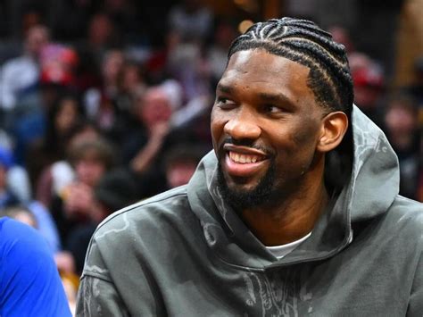 Write informative laconic excerpt under 30 words in mexican spanish for news below. Do not wrap it into quotation marks or html tags. Joel Embiid, jugador de los 76ers de Filadelfia, fue nombrado el MVP de la temporada 2022-23 de la NBA. Embiid lideró la liga en puntos por partido (33.1) y tuvo promedios de 10.2 rebotes, 4.2 asistencias, 1.7 bloqueos y 1.0 robos por partido. A pesar de su historial de lesiones, Embiid jugó 68 partidos en la temporada y demostró ser el mejor centro en ambos lados de la cancha.,Joel Embiid, de los 76ers de Filadelfia, ganó el MVP de la NBA 2022-23. Líder en puntos y destacado en rebotes, asistencias y defensa. A pesar de lesiones, brilló.