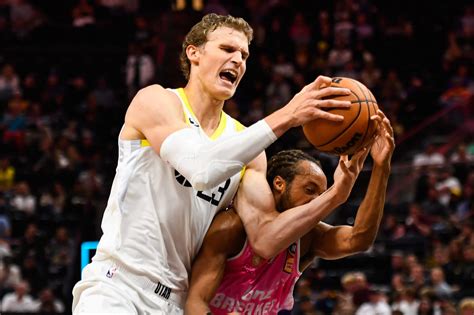 Write informative laconic excerpt under 30 words in mexican spanish for news below. Do not wrap it into quotation marks or html tags. Lauri Markkanen fue el jugador más mejorado y terminó como el 23er jugador clasificado en la temporada 2022-23 de la NBA. A pesar de la disminución en su producción en las temporadas anteriores, Markkanen se espera que sea la primera opción ofensiva en el equipo de Utah y tenga otra temporada fuerte. Markkanen se unió a los Cleveland Cavaliers la temporada pasada y tuvo una producción decente, pero se espera que mejore en su nuevo equipo, los Utah Jazz.,Lauri Markkanen, jugador más mejorado de la NBA en la temporada 2022-23, se espera sea ofensiva clave de los Utah Jazz tras unirse desde los Cleveland Cavaliers.