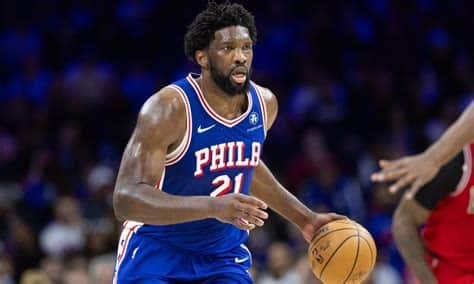 Write informative laconic excerpt under 30 words in mexican spanish for news below. Do not wrap it into quotation marks or html tags. Joel Embiid, jugador de los Philadelphia 76ers, es considerado uno de los mejores centros de la NBA. Embiid ha liderado la liga en puntos por partido durante las últimas dos temporadas. A pesar de su historial de lesiones, Embiid ha demostrado ser una pieza clave para los 76ers y es considerado candidato al MVP en la temporada 2022-2023.,Joel Embiid, estrella de los 76ers, líder en puntos, clave para los 76ers y candidato al MVP a pesar de historial de lesiones.