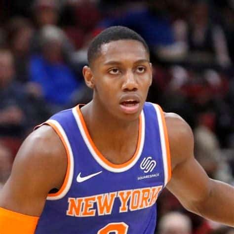 Write informative laconic excerpt under 30 words in mexican spanish for news below. Do not wrap it into quotation marks or html tags. RJ Barrett, jugador de los New York Knicks, ha tenido altibajos en su carrera, pero aún tiene potencial. La temporada pasada promedió 19.6 puntos, 5.0 rebotes y 2.8 asistencias por partido. Barrett ha tenido problemas de eficiencia en su tiro, con un 43% de acierto de campo, 31% en lanzamientos de tres puntos y 74% en tiros libres. A pesar de la llegada de nuevos jugadores al equipo, como Julius Randle y Jalen Brunson, Barrett sigue siendo uno de los titulares y se espera que mantenga sus minutos y su rol en la ofensiva del equipo.,RJ Barrett, los Knicks confían en su potencial a pesar de altibajos. Problemas de eficiencia en el tiro, pero mantiene rol clave en la ofensiva.