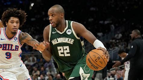 Write informative laconic excerpt under 30 words in mexican spanish for news below. Do not wrap it into quotation marks or html tags. El jugador de baloncesto Khris Middleton tuvo una temporada difícil debido a lesiones y limitaciones de tiempo de juego. A lo largo de su carrera, Middleton ha sido un jugador muy constante, promediando 18.5 puntos, 5.1 rebotes, 4.5 asistencias y 1.2 robos desde la temporada 2016-17. A pesar de las dudas sobre su salud y la adición de Damian Lillard al equipo, se espera que Middleton tenga una temporada de rebote y siga siendo uno de los jugadores más consistentes en la NBA.,Khris Middleton enfrentó desafíos por lesiones, pero se espera que se recupere y mantenga su consistencia en la NBA a pesar de la competencia.