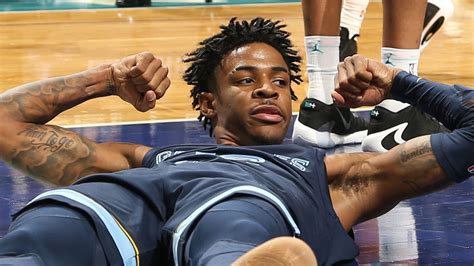 Write informative laconic excerpt under 30 words in mexican spanish for news below. Do not wrap it into quotation marks or html tags. Ja Morant de los Grizzlies de Memphis ha sido suspendido por 25 partidos después de mostrar un arma en un video en Instagram - fuente: no se menciona Los Grizzlies adquirieron a Marcus Smart en un intercambio de tres equipos debido a la suspensión de Ja Morant y la salida de Tyus Jones - fuente: no se menciona,Ja Morant de los Grizzlies suspendido por 25 partidos por mostrar un arma en video en Instagram. Marcus Smart adquirido en intercambio de tres equipos por salida de Morant y Jones.