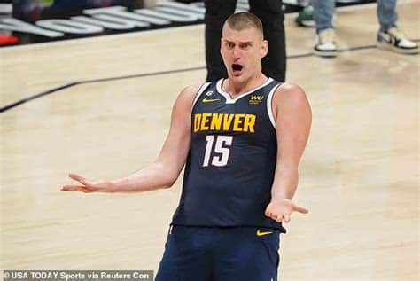 Write informative laconic excerpt under 30 words in mexican spanish for news below. Do not wrap it into quotation marks or html tags. - Nikola Jokic, jugador de los Nuggets de la NBA, se establece como uno de los mejores jugadores de la liga. Ha ganado dos premios MVP consecutivos y fue nombrado MVP de las Finales en la temporada 2022-23. Jokic promedió 24.5 puntos, 11.8 rebotes y 9.8 asistencias por partido en la última temporada, liderando la liga en triples-dobles con 29. A pesar de la llegada de Jamal Murray y Michael Porter Jr., Jokic sigue siendo una opción segura en los draft de fantasía y se espera que mantenga su producción en la próxima temporada. Los Nuggets confían en él para liderar su ofensiva.,El pivot Nikola Jokic de los Nuggets se consolida como uno de los mejores de la NBA, con premios MVP y liderando en triples-dobles. Expectación para próxima temporada.