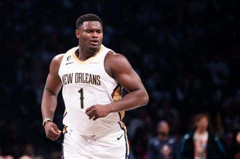 Write informative laconic excerpt under 30 words in mexican spanish for news below. Do not wrap it into quotation marks or html tags. La estrella del baloncesto Zion Williamson se prepara para la temporada 2023-2024 de la NBA después de perderse toda la temporada anterior debido a una lesión en el pie. Williamson promedió 26.0 puntos, 7.0 rebotes, 4.6 asistencias y 1.1 robos por partido en la temporada 2022-2023 antes de su lesión. Se espera que Williamson tenga un papel importante en los New Orleans Pelicans esta temporada, rodeado de jugadores que pueden espaciar la cancha y darle oportunidades para dominar en la pintura.,Zion Williamson se prepara para la temporada 2023-2024 de la NBA después de lesionarse. Se espera que sea clave para los New Orleans Pelicans.