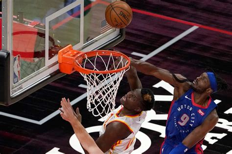 Write informative laconic excerpt under 30 words in mexican spanish for news below. Do not wrap it into quotation marks or html tags. Jerami Grant ha tenido un rendimiento consistente en las últimas temporadas y se espera que mantenga un papel importante en la próxima temporada de la NBA. Fuente: RotoWire Después de una buena temporada en Portland, donde promedió 20.5 puntos por partido, Grant firmó una extensión de contrato de gran envergadura. Fuente: RotoWire Grant ha demostrado habilidades ofensivas y defensivas en Detroit y Denver, y se espera que continúe siendo un jugador sólido en la próxima temporada de la NBA. Fuente: RotoWire,Jerami Grant, jugador destacado de la NBA, firma gran extensión de contrato tras impresionante desempeño con Detroit y Denver. Fuente: RotoWire.