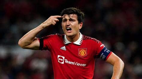 Write informative laconic excerpt under 30 words in mexican spanish for news below. Do not wrap it into quotation marks or html tags. Manchester United&apos;s players must take responsibility for their run of poor form instead of pinning the blame on under-fire manager Erik ten Hag, according to Harry Maguire.Ten Hag&apos;s job is on the line ahead of the trip to Aston Villa on Sunday after a disappointing start to the season which has yielded just three wins from nine games.The pressure on Ten Hag mounted further on Thursday when United threw away a two-goal lead to draw 3-3 with FC Porto in the Europa League. But Maguire insists the focus should be on the players rather than the manager."As a footballer, it&apos;s easy to look around and blame other people and blame your teammate or blame the staff or the tactics," Maguire said."You&apos;ve got to look at yourself. We&apos;re the ones that go on the pitch. We&apos;re the ones that have to defend. You&apos;ve got to take responsibility."Sources have told ESPN that Ten Hag could face the sack if his team lose at Villa Park on Sunday.United did the double over Villa last season -- winning 2-1 at Villa Park in February -- and Maguire believes a similar result on Sunday could finally kick-start their season.Harry Maguire has lost his starting place in the Manchester United team under Erik ten Hag. Diogo Cardoso/Getty Images"We&apos;ve got to find belief within ourselves," he said. "Take the belief from what we did last season at Villa Park. It was on fire last season there. Then we went there and got the victory that we needed last season. And we feel like we&apos;re playing better than we were last season."The results haven&apos;t been there. I feel like we should have more points on the board. But they&apos;re not, so we need to do something about it starting with Sunday."Maguire has had a mixed week after coming off the bench to score a stoppage-time equaliser against Porto despite being told earlier in the day that he has been left out of the latest England squad.The 31-year-old admitted he&apos;s "surprised" by interim head coach Lee Carsley&apos;s decision but revealed he&apos;s been assured he still has a future with the national team."He [Carsely] told me I&apos;m a big part of the future," Maguire said. "He just wants to see the other lads playing in this camp. And he doesn&apos;t want to take me if I&apos;m not going to start either game [against Greece and Finland], which is fair enough."Of course I&apos;m disappointed. I want to play every game for England. But I know where he&apos;s coming from and I&apos;ve got to make sure that I perform when I&apos;m on the pitch and give him no option to leave me out."I was a little bit surprised, I must say. But obviously I back his decision and he&apos;s told me I&apos;m part of the future." ,Los jugadores del Manchester United deben asumir responsabilidad por mala racha, no culpar a Erik ten Hag. Presión aumenta antes de enfrentar al Aston Villa.