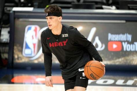 Write informative laconic excerpt under 30 words in mexican spanish for news below. Do not wrap it into quotation marks or html tags. Tyler Herro busca elevar su juego al próximo nivel Fue nombrado el Jugador del Año del Banco de la NBA en la temporada 2021-2022 Es considerado un objetivo sólido de mitad de ronda con un potencial de estar entre los 50 mejores El jugador de baloncesto Tyler Herro, en su quinta temporada en la NBA, está buscando elevar su juego al próximo nivel. Después de establecerse como una opción confiable de anotación en la temporada 2021-2022, Herro se mantuvo prácticamente en los números de la temporada anterior. Fue el jugador número 79 en las ligas de nueve categorías con promedios de 20.1 puntos, 5.4 rebotes, 4.2 asistencias, 0.8 robos y 3.0 triples. Con Jimmy Butler y Kyle Lowry cada vez más mayores, Herro podría asumir más responsabilidad en el equipo. Es considerado un objetivo sólido de mitad de ronda con un potencial de estar entre los 50 mejores. Herro hizo grandes avances en su tercera temporada, lo que le valió el premio al Mejor Sexto Hombre del Año 2021-2022. Promedió 20.7 puntos con un porcentaje de tiros de campo del 45/40/87, 5.0 rebotes y 4.0 asistencias en 32.6 minutos. También obtuvo un nuevo récord personal de anotación en un solo juego con 35 puntos contra los Hornets. Para la próxima temporada, se espera que Herro juegue un papel importante en la rotación, especialmente cuando Butler y Lowry descansen o estén lesionados. Es considerado una opción de alto rendimiento en las primeras rondas del draft. Después de una destacada actuación en los playoffs de la burbuja durante la temporada 2020, Herro no dio el salto adelante que se esperaba en su segunda temporada. Terminó en el puesto 131 en producción por partido, promediando 15.1 puntos, 5.0 rebotes y 3.4 asistencias en 30.3 minutos. Sin embargo, hubo signos alentadores de crecimiento que indican mejoras en su juego. Aumentó su habilidad como finalizador en la canasta y su visión de juego, y redujo los tiros de media distancia. Aunque la adquisición de Kyle Lowry y la permanencia de Victor Oladipo podrían limitar su producción, se espera que Herro tenga minutos sólidos y sea una opción de alto uso ofensivo. Es una opción segura en las rondas tempranas del draft. Herro, seleccionado en el puesto número 13 del draft de 2019, demostró su talento en la Universidad de Kentucky. Es un anotador natural desde la línea de tres puntos y la línea de tiros libres, y se espera que tenga un papel destacado en el equipo de Miami esta temporada. Su valor en el juego de fantasía se ve limitado por su falta de contribución en las estadísticas secundarias, pero a sus 20 años, Herro tiene mucho potencial y se espera que mejore aún más su juego.,Tyler Herro busca elevar su juego en la NBA tras ser Jugador del Año del Banco. Es considerado posible top 50 con sólido rendimiento en la cancha.