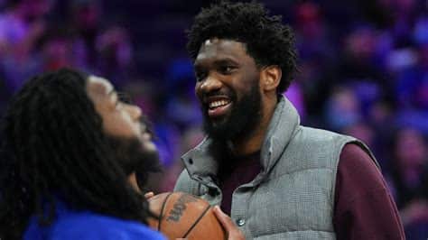 Write informative laconic excerpt under 30 words in mexican spanish for news below. Do not wrap it into quotation marks or html tags. Joel Embiid, jugador de los 76ers de Filadelfia, fue seleccionado como el MVP de la temporada 2022-23 de la NBA. Embiid lideró la liga en puntos por partido (33.1), y también promedió 10.2 rebotes, 4.2 asistencias, 1.7 bloqueos y 1.0 robos. A pesar de su historial de lesiones, Embiid jugó 68 partidos en la temporada y se estableció como el mejor centro de la liga tanto en la ofensiva como en la defensa.,Joel Embiid, 76ers de Filadelfia, MVP NBA 2022-23 con promedio de 33.1 puntos, 10.2 rebotes, 4.2 asistencias, 1.7 bloqueos y 1.0 robos. Dominio ofensivo y defensivo.