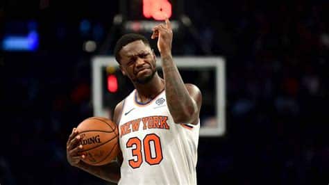 Write informative laconic excerpt under 30 words in mexican spanish for news below. Do not wrap it into quotation marks or html tags. Julius Randle tuvo una sólida temporada en 2022-23, promediando 25.1 puntos, 10.0 rebotes, 4.1 asistencias y 2.8 triples por partido. A pesar de su producción impresionante, Randle tuvo dificultades en la defensa y en su eficiencia en tiros, lo que limitó su valor fantasy y su impacto en los playoffs. Aunque Randle lideró a los Knicks a una sorprendente postemporada hace dos años, sus números se redujeron la temporada pasada debido a una disminución en la eficiencia y a la llegada de nuevos jugadores que podrían afectar su producción.,Julius Randle brilló en ofensiva, pero enfrentó desafíos en defensa y eficiencia en tiros, afectando su impacto y valor fantasy. Los Knicks pueden depender menos de él.