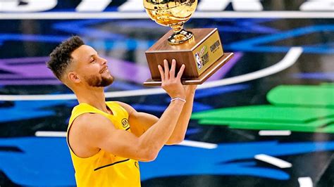 Write informative laconic excerpt under 30 words in mexican spanish for news below. Do not wrap it into quotation marks or html tags. -El jugador de baloncesto, Stephen Curry, ha sido nombrado MVP de las Finales de la NBA en 2022. -Curry tuvo una temporada regular irregular en 2022-23, pero aún se mantuvo como uno de los jugadores más valiosos de fantasía en la liga. -A pesar de sus lesiones persistentes, Curry sigue siendo digno de una selección en la primera ronda del draft de fantasía.,Stephen Curry es nombrado MVP de las Finales de la NBA en 2022. A pesar de lesiones, sigue siendo valioso en fantasty basketball 2022-23.