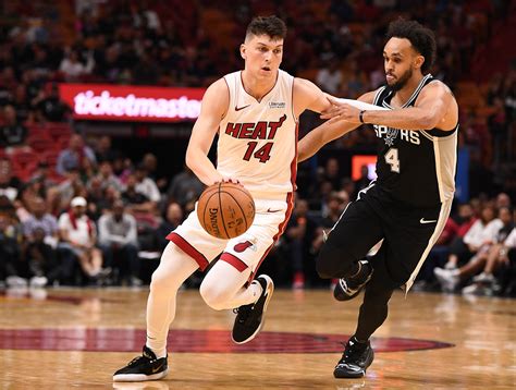 Write informative laconic excerpt under 30 words in mexican spanish for news below. Do not wrap it into quotation marks or html tags. Tyler Herro busca elevar su juego en su quinta temporada en la NBA. Herro fue nombrado el sexto hombre del año en la temporada 2021-2022. A pesar de la llegada de nuevos jugadores al equipo, Herro seguirá desempeñando un papel importante en el ataque del Heat. El jugador de baloncesto Tyler Herro está buscando elevar su juego en su quinta temporada en la NBA. Después de ser nombrado el sexto hombre del año en la temporada 2021-2022, Herro ha mostrado su importancia en el equipo del Heat. Aunque el equipo ha sumado nuevos jugadores, se espera que Herro siga siendo una pieza clave en el ataque del equipo.,Tyler Herro busca mejorar en su quinta temporada en la NBA tras ser reconocido como el sexto hombre del año. Continuará siendo vital en el Heat a pesar de nuevas adiciones.