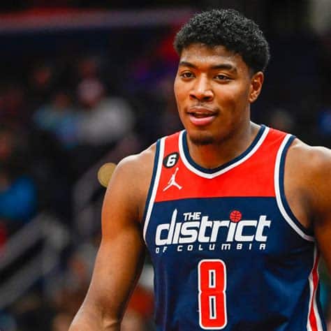 Write informative laconic excerpt under 30 words in mexican spanish for news below. Do not wrap it into quotation marks or html tags. Rui Hachimura, jugador de baloncesto, fue trasladado de los Washington Wizards a Los Angeles Lakers en enero. Antes del traslado, Hachimura promediaba 13 puntos, 4.3 rebotes y 1.2 asistencias por partido con los Wizards. En los playoffs, Hachimura tuvo un buen desempeño, promediando 29 puntos y mostrando su habilidad para el tiro exterior.,El jugador de baloncesto Rui Hachimura fue traspasado de los Wizards a los Lakers en enero. Mostró buen desempeño en playoffs con 29 puntos de promedio.