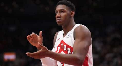 Write informative laconic excerpt under 30 words in mexican spanish for news below. Do not wrap it into quotation marks or html tags. RJ Barrett, jugador de baloncesto de los New York Knicks, ha tenido altibajos a lo largo de su carrera, pero muestra potencial. En la temporada pasada, Barrett promedió 19.6 puntos, 5.0 rebotes y 2.8 asistencias en 34 minutos por partido. A pesar de sus estadísticas de tiro poco eficientes, Barrett sigue siendo una pieza clave en los Knicks y tiene la oportunidad de mejorar su juego.,RJ Barrett, de los New York Knicks, demuestra potencial a pesar de altibajos. Estadísticas 19.6 puntos, 5.0 rebotes y 2.8 asistencias por partido.