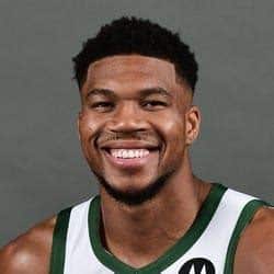 Write informative laconic excerpt under 30 words in mexican spanish for news below. Do not wrap it into quotation marks or html tags. Giannis Antetokounmpo sigue siendo una opción segura para el primer puesto del draft de fantasía de la NBA. A pesar de sus problemas en tiros libres, la habilidad y dominio de Antetokounmpo en varias facetas del juego lo hacen un jugador de alto valor en el fantasy basketball. Antetokounmpo ha mejorado constantemente en cada temporada y se espera que siga progresando en el próximo año.,Antetokounmpo, favorito indiscutible en el draft fantasy de la NBA por su versatilidad y mejora constante en todas las áreas del juego.