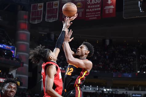 Write informative laconic excerpt under 30 words in mexican spanish for news below. Do not wrap it into quotation marks or html tags. De'Andre Hunter, jugador de los Hawks de Atlanta, se ha consolidado como un jugador confiable en el equipo, pero su techo está limitado como pieza secundaria en el ataque. Hunter promedió 15.4 puntos, 4.2 rebotes, 1.4 asistencias, 1.5 triples y 0.5 robos por partido en la temporada pasada, con un promedio de 31.7 minutos por noche. A pesar de ser un gran defensor, Hunter necesita mejorar en las categorías defensivas para tener un impacto fantástico, ya que promedió solo 0.5 robos y 0.3 tapones por partido.,Hunter, jugador clave de los Hawks, destaca en defensa pero necesita crecer en ataque para sobresalir. Promedió 15.4 puntos, 4.2 rebotes y 1.4 asistencias la temporada pasada.