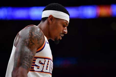 Write informative laconic excerpt under 30 words in mexican spanish for news below. Do not wrap it into quotation marks or html tags. Bradley Beal, estrella de la NBA, podría convertirse en el base titular de los Phoenix Suns. Beal ha promediado 27.1 puntos, 4.4 rebotes, 5.6 asistencias y 1.1 robos por temporada en las últimas cuatro temporadas. La temporada pasada, Beal promedió 23.2 puntos y estableció un récord personal de 6.6 asistencias por partido.,Estrella de la NBA, Bradley Beal podría ser el nuevo base de los Phoenix Suns, con excelentes promedios de puntos y asistencias en temporadas anteriores.