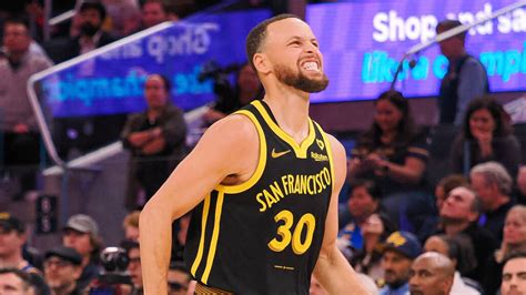 Write informative laconic excerpt under 30 words in mexican spanish for news below. Do not wrap it into quotation marks or html tags. A pesar de su edad de 34 años, Stephen Curry mantuvo números de MVP en la temporada 2022-23, siendo incluido en el Segundo Equipo All-NBA a pesar de perder tiempo por lesiones en el hombro y la rodilla. Aun así, Curry se mantuvo como el 13º mejor jugador de fantasía en rotisserie de ocho categorías.Curry promedió 29.4 puntos, 6.3 asistencias y 6.1 rebotes en 34.7 minutos por juego, con un porcentaje de tiro de 49/43/92. Aunque su defensa decayó, su ofensiva se mantuvo igual de potente.A pesar de las lesiones y el cambio de equipo, Curry sigue siendo una selección de primera ronda y uno de los mejores jugadores de fantasía, demostrando su calidad al ganar el premio de MVP de las Finales en 2022.,Stephen Curry, de 34 años, destaca en la temporada 2022-23 con números de MVP y su inclusión en el Segundo Equipo All-NBA.