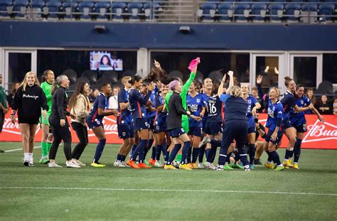 Write informative laconic excerpt under 30 words in mexican spanish for news below. Do not wrap it into quotation marks or html tags. Oct 5, 2024, 09:47 PM ETThe Orlando Pride clinched their first National Women&apos;s Soccer League Shield at home on Sunday with a 2-0 win over the second-place Washington Spirit at Inter&Co Stadium.Pride playmaker and captain Marta scored from the penalty spot in the 56th minute before Orlando midfielder Adriana saw her shot deflected for a Spirit own goal in the 73rd minute.The Pride remain unbeaten through 23 games. No team has ever finished an NWSL season unbeaten. The Shield is the first trophy of any kind for the Orlando Pride.Washington played the match without several stars, including United States international forward Trinity Rodman and French forward Ouleye Sarr, the team&apos;s co-leading scorers with eight goals each. Starting defender Casey Krueger and midfielder Leicy Santos also missed the match due to injuries."It feels incredible. I&apos;m going to get emotional," Orlando defender Kylie Strom said. "We&apos;ve gone through so much, this team, and to have Marta score the goal -- I mean, you can&apos;t write it. We&apos;re so, so over the moon."Orlando is just the fifth franchise to win the NWSL Shield, which is awarded annually to the team that finishes No. 1 in the regular-season standings. San Diego Wave FC won the Shield last year.The Portland Thorns, Seattle Reign, and the Western New York Flash/North Carolina Courage franchise, which relocated to North Carolina in 2017, accounted for the previous 10 Shields.NWSL commissioner Jessica Berman was in attendance in Orlando to present Orlando&apos;s players and staff with the newly redesigned trophy.Orlando&apos;s final three games are away to the Portland Thorns on Friday, followed by a trip to reigning champions NJ/NY Gotham FC on Oct. 20 and a home game against Seattle Reign FC.The Pride only made the playoffs once in seven prior seasons in the NWSL. Their lone previous playoff appearance came in 2017.Orlando&apos;s history has mostly been defined by futility prior to this season. The Pride finished in the bottom three of the standings in five of those seven seasons prior to this campaign. That includes a last-place finish in 2019 that saw them concede 53 goals in 24 games, still a single-season record.Orlando was also the only team not to participate in the 2020 NWSL Challenge Cup, the competition that replaced the regular season when the league shut down for the COVID-19 pandemic that year, because of uncertainty around positive COVID results after several players went to social establishments in Orlando right before that tournament."I think that&apos;s what makes this season even more special, is to kind of know what this club and this organization has been through," Kylie Strom, who joined the team in 2021, said on Friday. "It wasn&apos;t always easy, but I think we&apos;ve got the right people in the right places, and we have something really special here. So, it&apos;s super exciting now and for the future."Five NWSL teams, including the Spirit, have clinched playoff berths with three weeks remaining in the season. The top eight teams make the playoffs, an expansion from six last year. Orlando will host a playoff game for the first time in early November when the Pride welcome the No. 8 seed in the quarterfinal round. ,Las Orlando Pride ganan su primera NWSL Shield con una victoria 2-0 sobre Washington Spirit en casa. Marta y Adriana anotan.