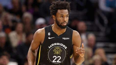 Write informative laconic excerpt under 30 words in mexican spanish for news below. Do not wrap it into quotation marks or html tags. El alero Andrew Wiggins de los Golden State Warriors está saludable y listo para comenzar en la posición de alero. Wiggins tuvo una temporada decepcionante en el último año debido a lesiones, pero tiene potencial para tener un rebote completo este año si se mantiene saludable. A pesar de no alcanzar su máximo potencial desde la primera selección del draft en 2014, Wiggins ha sido un jugador consistente y contribuye en varias categorías estadísticas.,El alero Andrew Wiggins de los Warriors está listo para empezar y recuperar su mejor nivel tras una temporada afectada por lesiones.