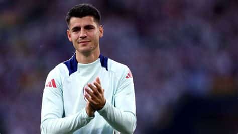 Write informative laconic excerpt under 30 words in mexican spanish for news below. Do not wrap it into quotation marks or html tags. Oct 10, 2024, 07:05 AM ETSpain forward Álvaro Morata has revealed that he considered quitting the national team after suffering "depression" and "panic attacks" before lifting the European Championship in the summer.Morata, 31, captained his country to victory in the tournament in Germany, and then switched clubs, joining AC Milan from Atlético Madrid.Morata -- who is in the Spain squad for Nations League games against Denmark and Serbia during this international break -- has previously spoken about his difficult relationship with fans and how criticism has affected him and his family."When you have really tough moments, depression, panic attacks, the job you do doesn&apos;t matter what job you do, the situation you have in life doesn&apos;t matter," Morata told COPE radio on Thursday."You have another person inside you, and you have to fight against them every day, every night. For me it was best to leave Spain. The moment came when I couldn&apos;t stand it.Speaking before the Euros, Morata said he was considering moving abroad, as well as retiring from international football, saying "you have to think if it&apos;s really worth it."On Thursday, he added to those comments, saying: "I had a really bad time. The moment came when I thought I wouldn&apos;t be able to put my boots on again. Three months before the Euros, I was thinking whether I&apos;d be able to wear the Spain shirt again, and be captain. I was thinking if I&apos;d be able to play again.Alvaro Morata has revealed he almost quit the Spain national team. Marco Canoniero/LightRocket via Getty Images"I don&apos;t know what was happening to me. I felt embarrassed to be with my kids, to go out into the street... Every time I went out with them something would happen, people would ask about football, talk about something that had happened in previous games."In the end, [my kids] didn&apos;t want to go to the supermarket either. People said so many things to me that I was embarrassed to be with them."During the Euros, Morata suggested on social media that he would be staying at Atlético. He said on social media that he "couldn&apos;t imagine what it&apos;s like to win [a trophy] with this shirt, and I won&apos;t stop until I achieve it" but he later joined Milan, where he&apos;s scored two goals in five Serie A games this season."At first I thought I&apos;d stay at Atleti, I really wanted to," he told COPE. "But I did an interview, where I said I wasn&apos;t sure if I&apos;d stay with the national team or not, and there was a big fuss... there were some news stories that for me were out of proportion."I realised that in Italy, that just doesn&apos;t happen. I&apos;ve played for two teams there, but people there respect me. When you get a certain label [here], it&apos;s hard to remove it." ,Álvaro Morata consideró dejar la selección española por depresión y ataques de pánico antes de ganar la Eurocopa. A los 31 años, es ahora capitán del AC Milan.