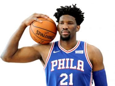 Write informative laconic excerpt under 30 words in mexican spanish for news below. Do not wrap it into quotation marks or html tags. Joel Embiid, jugador de baloncesto de los 76ers de Filadelfia, fue el segundo jugador con mayor valor fantástico por juego y en total en la temporada 2022-2023 de la NBA. Lideró la liga en puntos por juego con un promedio de 33.1, además de promediar 10.2 rebotes, 4.2 asistencias, 1.7 bloqueos y 1.0 robos por juego. A pesar de su historial de lesiones, Embiid jugó 68 partidos en la temporada 2021-2022 y 66 partidos en la temporada anterior, los dos mejores registros de su carrera. Se espera que sea la opción número uno en el ataque de los 76ers y un candidato al premio de MVP en la próxima temporada.,El jugador de baloncesto Joel Embiid destaca en la NBA por su rendimiento, siendo líder en puntos y un candidato al premio de MVP.