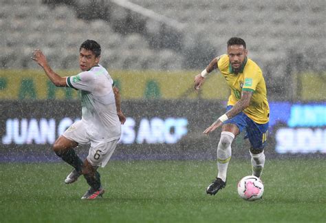 Write informative laconic excerpt under 30 words in mexican spanish for news below. Do not wrap it into quotation marks or html tags. Lacklustre Brazil pulled off a last-gasp 2-1 away victory over Chile in the South American World Cup qualifiers on Thursday thanks to a goal by substitute Luiz Henrique scored in the 89th minute.Off the back of a disappointing loss to Paraguay, Brazil had to recover from a goal down as Eduardo Vargas put the locals in front with a fine header from a Felipe Loyola cross in the second minute.Chile wasted chances to extend their lead but Brazil managed to find the equaliser in added time before the break, when Savinho made a good run down the right and crossed to Igor Jesus who nodded a towering header past the goalkeeper.Brazil controlled the second half and found a winner late with a fine effort by Jesus&apos; Botafogo teammate Luiz Henrique, who slotted a curling strike from the edge of the box to rescue the five-time World Cup champions three much needed points.The victory lifted Brazil to fourth in the standings with 13 points, two behind Uruguay and eight from leaders Argentina.,Brasil logra victoria de último minuto sobre Chile en las eliminatorias del Mundial gracias a Luiz Henrique. Aumenta a 4to en la tabla.