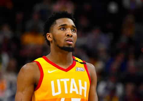 Write informative laconic excerpt under 30 words in mexican spanish for news below. Do not wrap it into quotation marks or html tags. A pesar de ser traspasado de Utah a Cleveland, Donovan Mitchell tuvo una temporada de anotación récord, promediando 28.3 puntos por juego en 68 apariciones. Mitchell fue líder de la liga en triples convertidos por juego con 3.6, siendo su mejor marca personal. Se espera que Mitchell tenga un papel importante en los Cavaliers y continúe contribuyendo en la búsqueda de un lugar en los playoffs.,Donovan Mitchell rompe récords de anotación con Cleveland, liderando en triples por juego y promediando 28.3 puntos. Futuro clave en los playoffs.