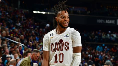 Write informative laconic excerpt under 30 words in mexican spanish for news below. Do not wrap it into quotation marks or html tags. Después de una temporada destacada en 2021-2022, Darius Garland buscará asumir un papel de liderazgo en su quinta temporada en la NBA. Garland promedió 21.6 puntos, 2.4 rebotes, 7.8 asistencias y 1.2 robos por partido la temporada pasada, estableciendo récords personales en todas las categorías. Aunque el fichaje de Donovan Mitchell podría limitar su techo, Garland sigue siendo una opción sólida de fantasy en la tercera ronda de los drafts.,Darius Garland busca liderar en su quinta temporada en la NBA tras un rendimiento destacado, a pesar del fichaje de Donovan Mitchell.