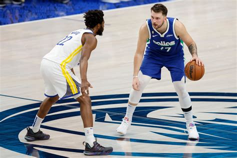 Write informative laconic excerpt under 30 words in mexican spanish for news below. Do not wrap it into quotation marks or html tags. La estrella de baloncesto Luka Doncic tuvo la mejor temporada de su carrera en 2022-23, promediando 32.4 puntos por partido y convirtiendo el 49.6% de sus tiros de campo. Doncic fue seleccionado para su cuarto equipo All-NBA y ocupó el octavo lugar en la votación para el MVP. A pesar de la llegada de Kyrie Irving al equipo, Doncic sigue jugando un papel central en el esquema de los Mavericks y es considerado una selección de primera ronda en todas las ligas de fantasía.,Luka Doncic brilló en la temporada 2022-23 con promedio de 32.4 puntos y su cuarto equipo All-NBA. A pesar de Irving, es una selección top en fantasía.