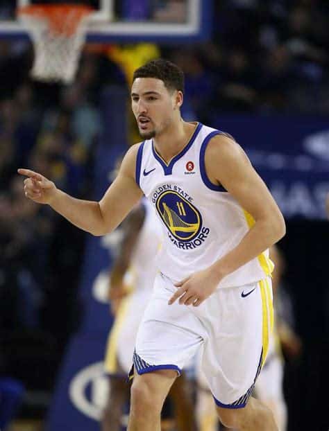 Write informative laconic excerpt under 30 words in mexican spanish for news below. Do not wrap it into quotation marks or html tags. El jugador de baloncesto Klay Thompson regresa a la cancha después de dos temporadas perdidas debido a lesiones. Thompson promedió 21.9 puntos por juego la temporada pasada y estableció récords personales en triples y rebotes. Se espera que Thompson siga siendo un titular a tiempo completo y se beneficie de la llegada de Chris Paul al equipo.,Klay Thompson regresa con fuerza a la cancha tras lesiones, destacando récords en triples y rebotes. Chris Paul fortalece equipo.