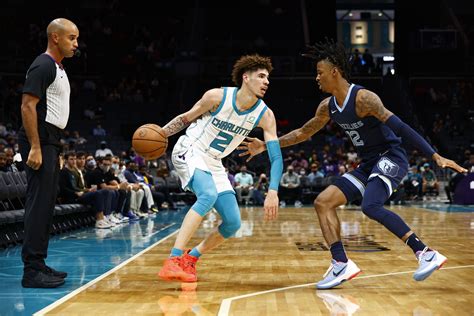 Write informative laconic excerpt under 30 words in mexican spanish for news below. Do not wrap it into quotation marks or html tags. Jamal Murray, jugador de los Memphis Grizzlies, fue suspendido por 25 juegos al mostrar un arma en un video en Instagram. Fuente: Información oficial de la liga. Esta es la segunda vez que Murray se ve involucrado en un incidente de este tipo. Los Memphis Grizzlies adquirieron a Marcus Smart en un intercambio de tres equipos, como sustituto de Murray durante su suspensión. Fuente: Información oficial del equipo. Smart se espera que asuma un papel importante en el equipo mientras Murray está fuera. Murray tuvo una destacada temporada anterior, promediando 27.4 puntos y demostrando ser uno de los mejores bases de la liga. Se espera que retome su nivel una vez que termine su suspensión. Fuente: Estadísticas y análisis de la temporada anterior.,Murray de los Grizzlies suspendido por mostrar arma en video. Marcus Smart llega como sustituto. Se espera regrese a su nivel tras la suspensión.