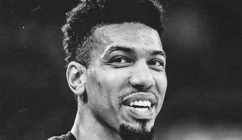 Write informative laconic excerpt under 30 words in mexican spanish for news below. Do not wrap it into quotation marks or html tags. Danny Green fue transferido a los Memphis Grizzlies. Su temporada 2021-2022 quedó en duda debido a una lesión en la rodilla. A pesar de su juego consistente en defensa y de lanzamiento de triples, Green ha tenido altibajos en su carrera al ser uno de los jugadores más puramente especializados en el tiro de larga distancia y defensa en la liga.,Danny Green se une a los Memphis Grizzlies con incertidumbre sobre su próxima temporada debido a una lesión en la rodilla.