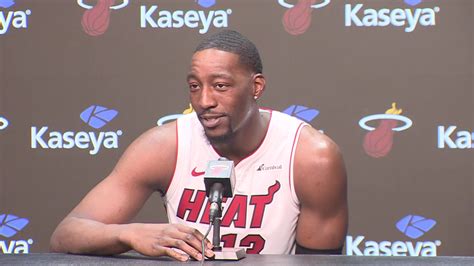 Write informative laconic excerpt under 30 words in mexican spanish for news below. Do not wrap it into quotation marks or html tags. Bam Adebayo, jugador de los Miami Heat, es un jugador versátil y productivo en todas las áreas del juego. En la temporada 2022-2023, Adebayo promedió 20.4 puntos, 9.2 rebotes, 3.2 asistencias, 1.2 robos y 0.8 bloqueos en 34.6 minutos por juego. Adebayo es uno de los mejores pasadores en la posición de centro y es considerado uno de los mejores defensores en la liga.,Bam Adebayo de los Miami Heat destaca por su versatilidad y productividad en la cancha, siendo uno de los mejores defensores en la liga.