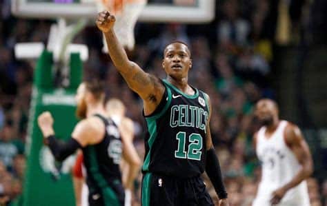 Write informative laconic excerpt under 30 words in mexican spanish for news below. Do not wrap it into quotation marks or html tags. Terry Rozier tuvo una fuerte temporada con los Charlotte Hornets, promediando 21.1 puntos y 5.1 asistencias por partido. A pesar del récord de los Hornets de 27-55, Rozier tuvo varias actuaciones impresionantes, incluyendo un partido de 39 puntos contra los Bucks en enero. Para la próxima temporada, Rozier podría tener un papel menos destacado debido al regreso de LaMelo Ball, Miles Bridges, Gordon Hayward y el novato Brandon Miller.,Terry Rozier brilló con los Hornets, promediando 21.1 puntos y 5.1 asistencias. A pesar del récord del equipo, se destaca su talento en la cancha.