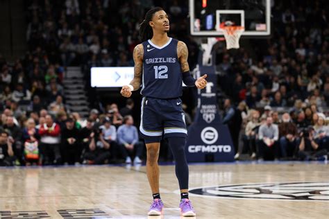 Write informative laconic excerpt under 30 words in mexican spanish for news below. Do not wrap it into quotation marks or html tags. Ja Morant of the Memphis Grizzlies has been suspended for 25 games by the NBA after flashing a gun on Instagram live during the offseason. The suspension will be effective at the beginning of the 2023-24 season. Source: NBA. As a result of Morant's suspension, the Grizzlies acquired Marcus Smart in a three-team deal, who is expected to take over the point guard position in Morant's absence. Source: NBA. ,Ja Morant suspendido 25 partidos por mostrar un arma en Instagram. Los Grizzlies adquieren a Marcus Smart en su ausencia. Temporada 2023-24. Fuente: NBA.