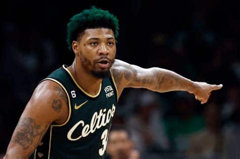 Write informative laconic excerpt under 30 words in mexican spanish for news below. Do not wrap it into quotation marks or html tags. Marcus Smart es transferido de los Boston Celtics a los Memphis Grizzlies. Smart se espera que sea el líder del vestuario en Memphis. Smart tendrá una mayor responsabilidad de manejar el balón debido a la suspensión de Ja Morant.,Marcus Smart se une a los Memphis Grizzlies como líder del vestuario y con mayor responsabilidad en la cancha debido a la suspensión de Ja Morant.