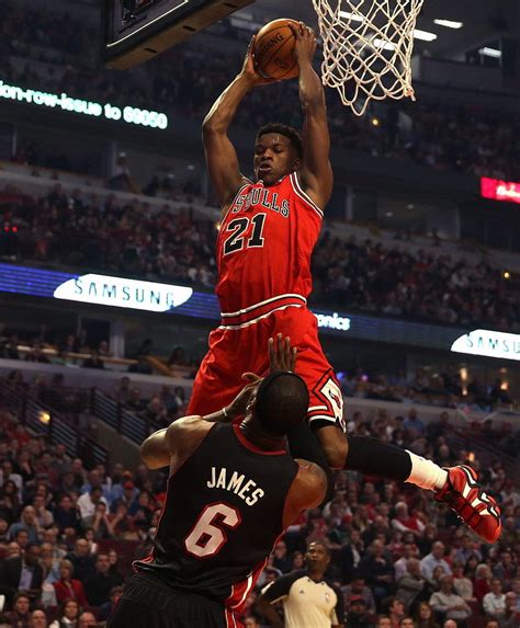 Write informative laconic excerpt under 30 words in mexican spanish for news below. Do not wrap it into quotation marks or html tags. Jimmy Butler tuvo una temporada en la que promedió 22.9 puntos, 5.9 rebotes, 5.3 asistencias y 1.8 robos en 64 juegos para el Heat en la temporada 2022-23. A pesar de haber jugado solo 57 juegos, Butler promedió 21.4 puntos, 5.9 rebotes, 5.5 asistencias y 1.5 robos por partido en la temporada 2021-22. En la temporada 2020-21, Butler tuvo su mejor temporada fantasy con promedios de 21.5 puntos, 7.1 asistencias, 6.9 rebotes y 2.1 robos por juego en 52 apariciones.,Jimmy Butler destaca con promedios sólidos para el Heat en temporadas recientes, mostrando su versatilidad en puntos, rebotes, asistencias y robos.