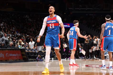 Write informative laconic excerpt under 30 words in mexican spanish for news below. Do not wrap it into quotation marks or html tags. Daniel Gafford, jugador de baloncesto, tiene una gran oportunidad de convertirse en el centro titular de los Wizards esta temporada, tras la salida de Kristaps Porzingis. Gafford tuvo una temporada respetable el año pasado, promediando 9.0 puntos, 5.6 rebotes y 1.3 tapones por partido. Gafford ha demostrado ser más efectivo como titular en su carrera, con promedios de 9.5 puntos, 5.8 rebotes y 1.5 tapones por partido. Su tiempo de juego podría acercarse a los 30 minutos por partido esta temporada.,Daniel Gafford, con buena temporada pasada, puede ser titular en los Wizards tras la salida de Porzingis, mostrando mayor efectividad como titular en su carrera.