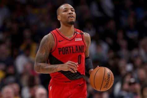 Write informative laconic excerpt under 30 words in mexican spanish for news below. Do not wrap it into quotation marks or html tags. El base Damian Lillard fue traspasado a los Milwaukee Bucks en un acuerdo sorprendente después de pedir un cambio de equipo durante el verano. Lillard tenía como destino preferido el Miami Heat, pero sin una cláusula de no intercambio, Portland pudo enviarlo a donde quisieran. En el acuerdo de tres equipos, Jrue Holiday fue enviado a los Trail Blazers. Lillard, de 33 años, es considerado una opción ofensiva de élite y se espera que ocupe el puesto de base titular en los Bucks. A pesar de su edad, Lillard ha demostrado ser un anotador y creador de juego consistente a lo largo de su carrera. Se espera que mantenga una producción fantástica en los juegos de fantasía con su nuevo equipo.,Damian Lillard traspasado a los Milwaukee Bucks, Jrue Holiday a los Trail Blazers en acuerdo sorprendente. Lillard, base de élite, reforzará ofensiva en los Bucks. Brillará en fantasía.