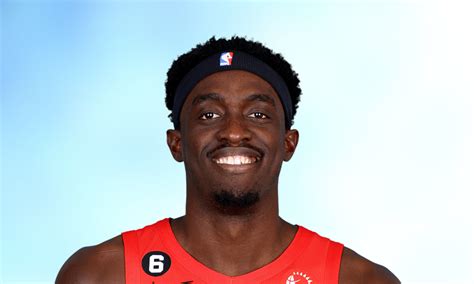 Write informative laconic excerpt under 30 words in mexican spanish for news below. Do not wrap it into quotation marks or html tags. El jugador Pascal Siakam de los Raptors de Toronto ha tenido un aumento significativo en su valor fantasy debido a la partida de Fred VanVleet y su nuevo rol como armador principal del equipo. Ha promediado 24.2 puntos, 7.8 rebotes y 5.8 asistencias por juego en la temporada 2022-23. Siakam también ha visto una disminución en su producción defensiva, con solo 0.9 robos y 0.5 bloqueos por juego, pero su tiempo de juego y volumen de tiros han aumentado considerablemente. A pesar de la baja competitividad de los Raptors en general, Siakam se perfila para tener una temporada monstruosa en términos fantasy y se espera que sea seleccionado temprano en los draft.,Pascal Siakam, jugador de los Raptors de Toronto, destaca en valor fantasy con números ofensivos sólidos, aunque con menor producción defensiva en la temporada.