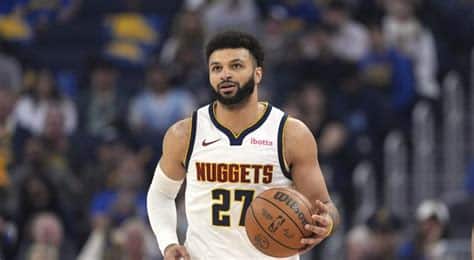 Write informative laconic excerpt under 30 words in mexican spanish for news below. Do not wrap it into quotation marks or html tags. Jamal Murray regresa a la cancha después de perderse la temporada pasada debido a una lesión en el ligamento cruzado anterior. Murray promedió 20 puntos, 6.2 asistencias y 4.8 rebotes por juego en su última temporada antes de la lesión. A pesar de la lesión, Murray ha mantenido su producción y se espera que sea una pieza clave en los Nuggets esta temporada.,El regreso de Jamal Murray tras lesión en el ligamento cruzado anterior; clave para los Nuggets. Promedió 20 puntos, 6.2 asistencias y 4.8 rebotes antes de la lesión.